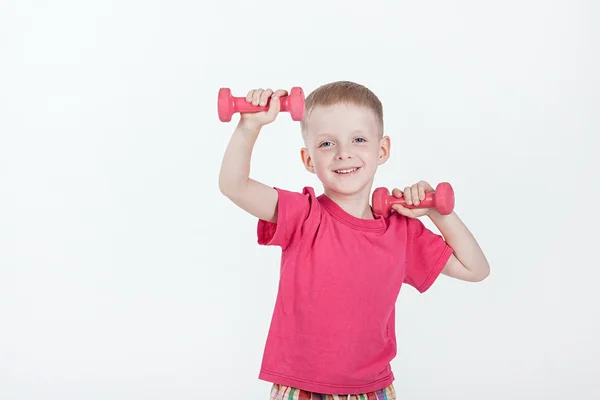 Boy v červené košili a červenou činky — Stock fotografie