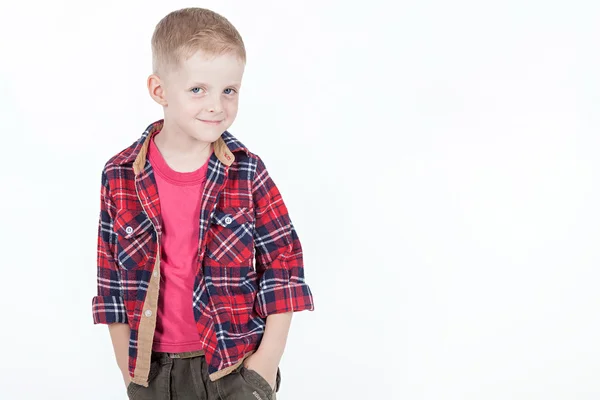 黒い細胞で赤シャツの少年 — ストック写真