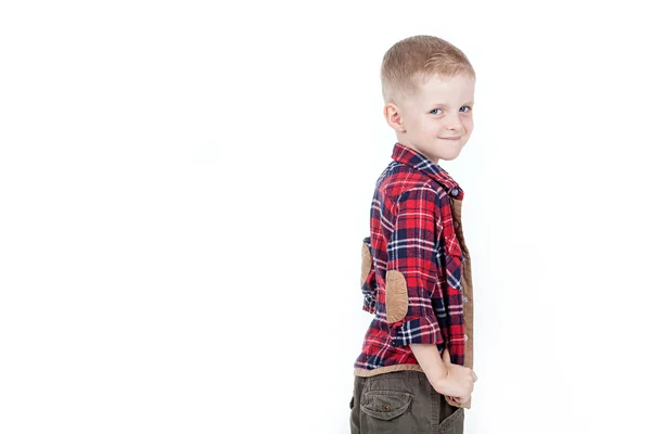 Niño con camisa roja en celda negra — Foto de Stock
