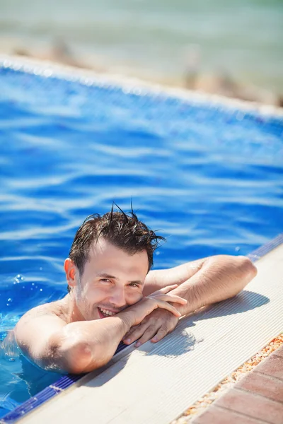 Jongeman badend in de zee — Stockfoto