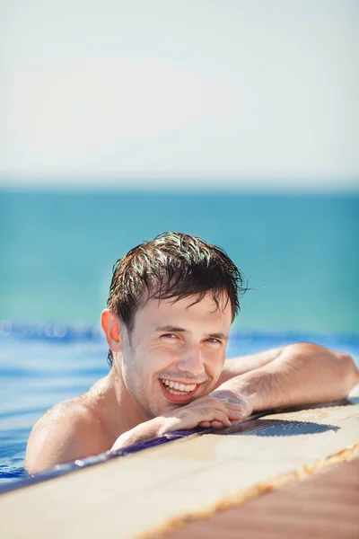 Młody człowiek kąpiący się w morzu — Zdjęcie stockowe