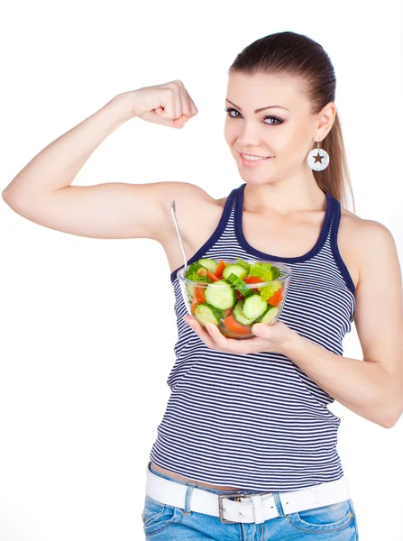 Nahaufnahme eines hübschen Mädchens, das frischen Gemüsesalat isst — Stockfoto