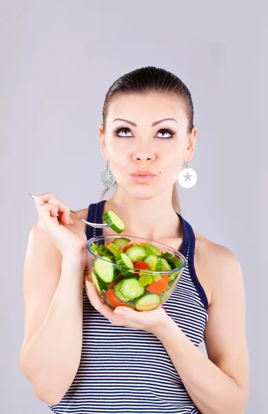 Närbild av söt flicka äter färska grönsakssallad — Stockfoto