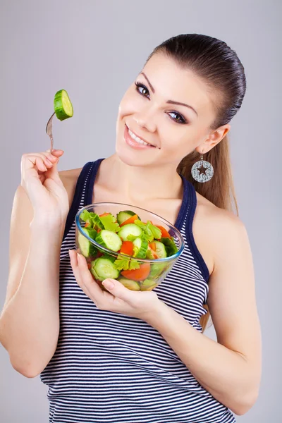 Крупним планом красива дівчина їсть свіжий овочевий салат — стокове фото