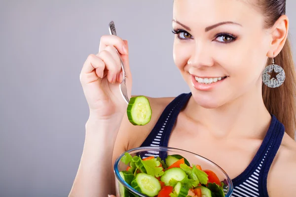 Közeli kép: csinos lány eszik friss növényi saláta — Stock Fotó