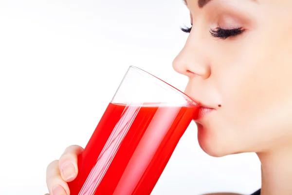Zbliżenie ładny dziewczyna pije soki owocowe — Zdjęcie stockowe