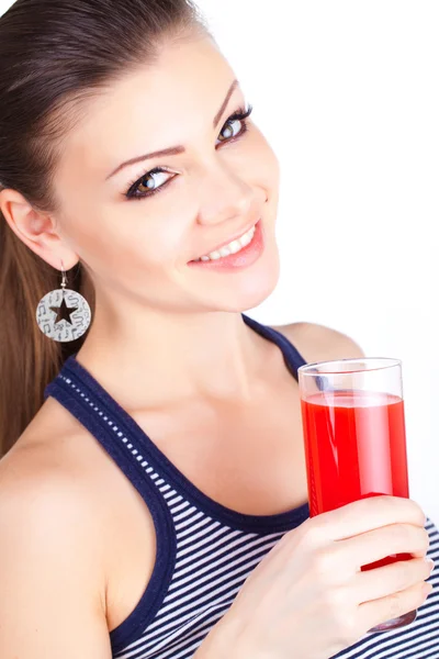 Крупный план красивой девушки пьет фруктовый сок — стоковое фото