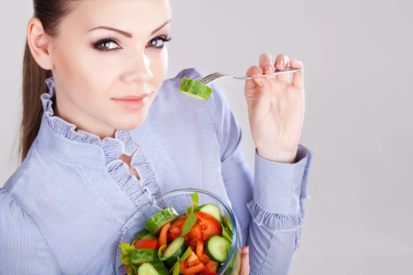 Nahaufnahme eines hübschen Mädchens, das frischen Gemüsesalat isst — Stockfoto