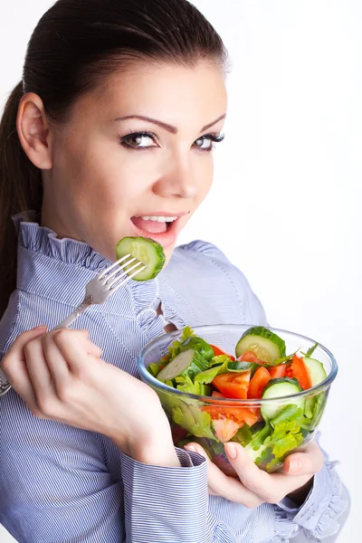 Közeli kép: csinos lány eszik friss növényi saláta — Stock Fotó