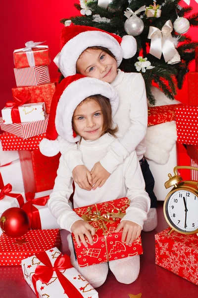 Twins and Christmas presents — Zdjęcie stockowe