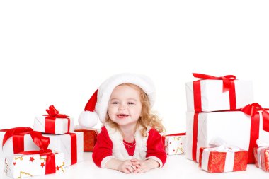 mevcut giyen Noel Baba şapkası üzerinde beyaz izole tutan çocuk