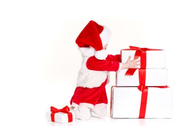 mevcut giyen Noel Baba şapkası üzerinde beyaz izole tutan çocuk