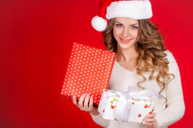 Noel Baba şapkası giyen kadın Noel sarma sunar.