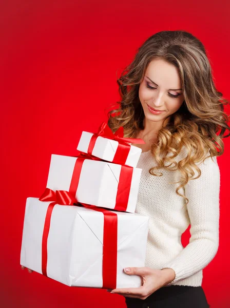 Mujer envolviendo regalos de Navidad con sombrero de santa . —  Fotos de Stock