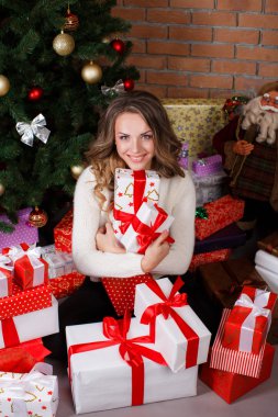 Noel ağacının altında hediyelerle kız