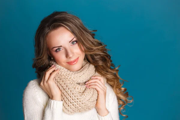Dívka ve svetru a šátek — Stock fotografie