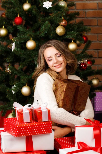 Mädchen mit Geschenken unterm Weihnachtsbaum — Stockfoto