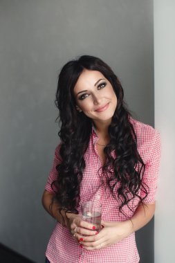 güzel bir kız, kahverengi gözlü, uzun saç portresi