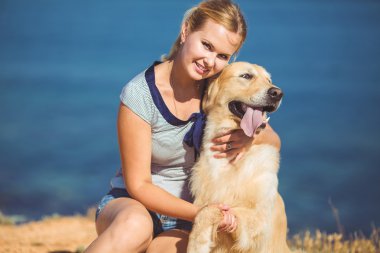 genç kadın, labrador köpek, deniz
