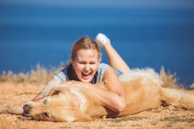 genç kadın, labrador köpek, deniz