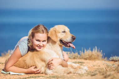 genç kadın, labrador köpek, deniz
