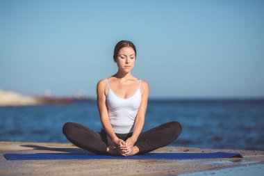 genç kadın, deniz kıyısında, yoga egzersizleri