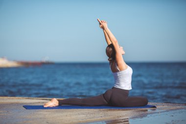 genç kadın, deniz kıyısında, yoga egzersizleri