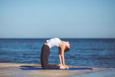 genç kadın, deniz kıyısında, yoga egzersizleri