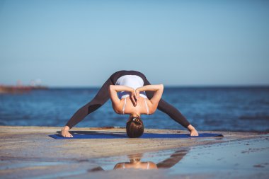 genç kadın, deniz kıyısında, yoga egzersizleri