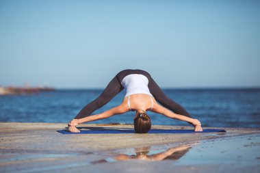 genç kadın, deniz kıyısında, yoga egzersizleri