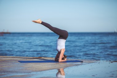 genç kadın, deniz kıyısında, yoga egzersizleri