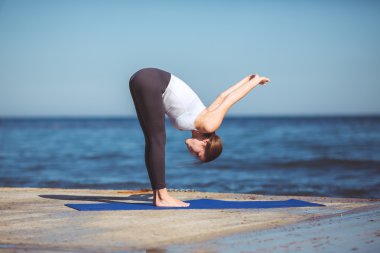 genç kadın, deniz kıyısında, yoga egzersizleri