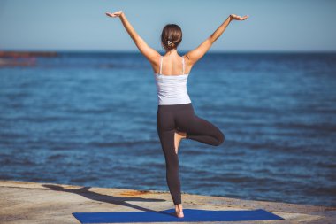 genç kadın, deniz kıyısında, yoga egzersizleri