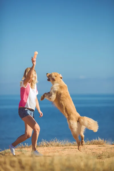 Mujer joven, perro labrador, mar — Foto de Stock