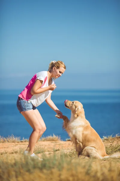 Ung kvinna, labrador hund, hav — Stockfoto