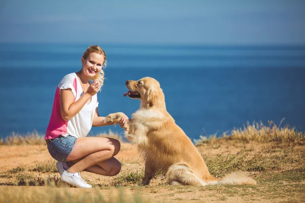Junge Frau, Labrador Hund, Meer — Stockfoto