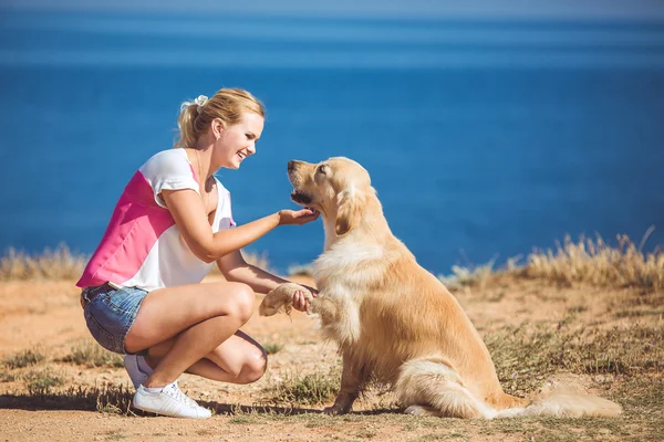 Genç kadın, labrador köpek, deniz — Stok fotoğraf