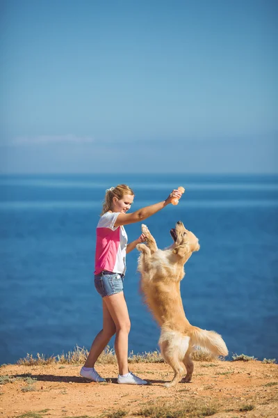 Mulher jovem, cão labrador, mar — Fotografia de Stock