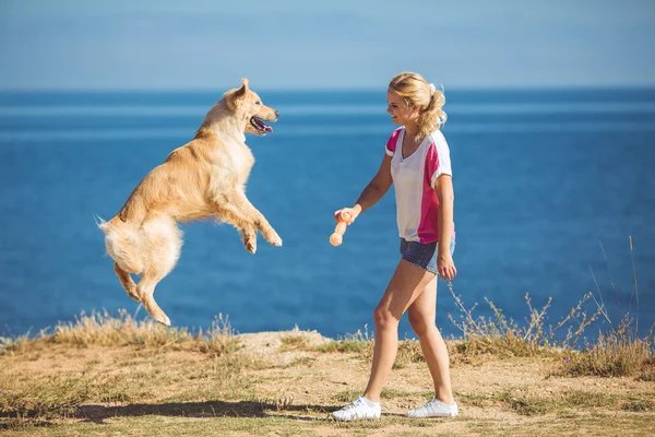 Mujer joven, perro labrador, mar — Foto de Stock