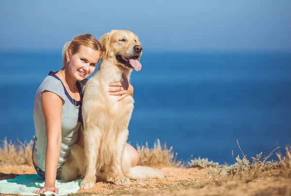 Jeune femme, chien labrador, mer — Photo