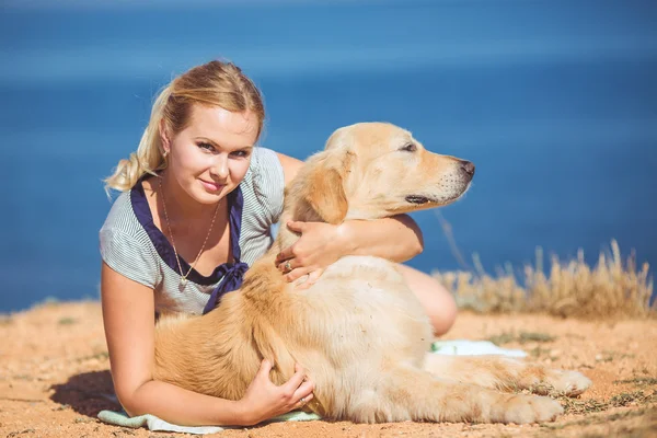 Νεαρή γυναίκα, σκύλος labrador, θάλασσα — Φωτογραφία Αρχείου