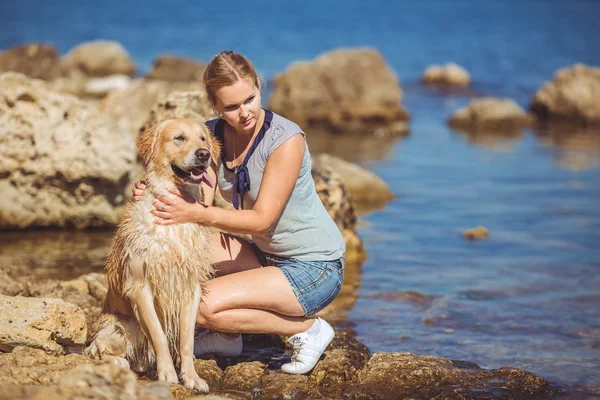 Jeune femme, chien labrador, mer — Photo