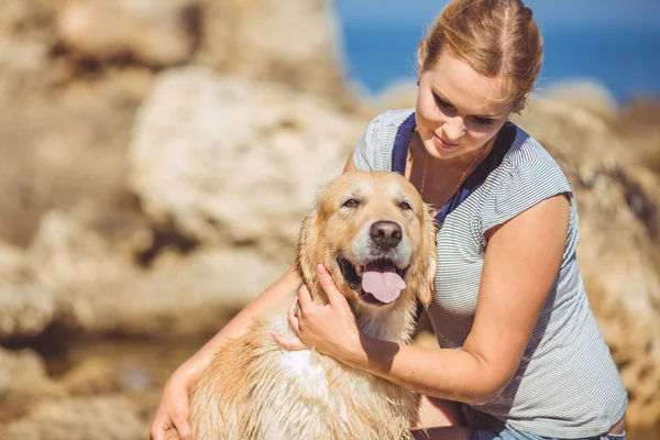 Mujer joven, perro labrador, mar — Foto de Stock