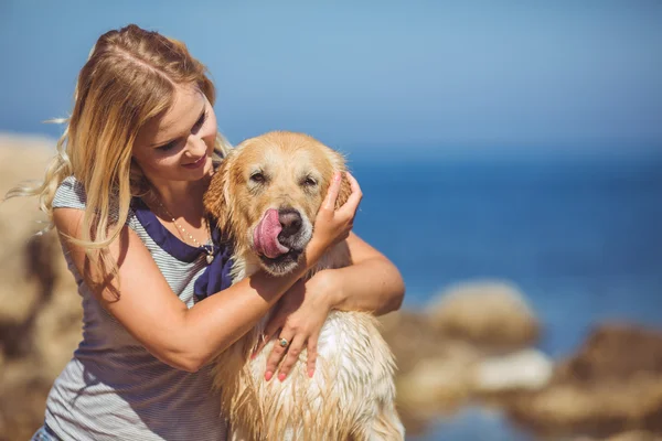 Ung kvinna, labrador hund, hav — Stockfoto