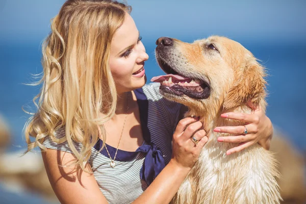 Mulher jovem, cão labrador, mar — Fotografia de Stock