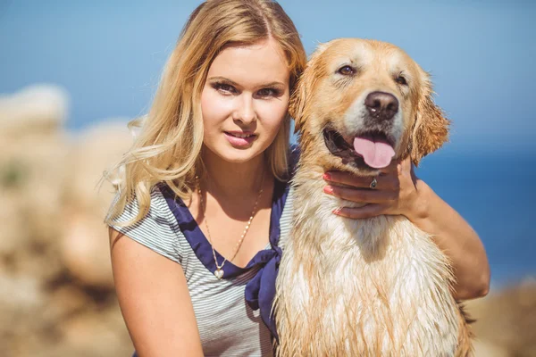 Jeune femme, chien labrador, mer — Photo