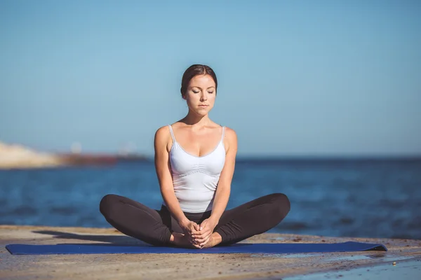 Young woman, sea shore, yoga exercises — Stock Photo, Image