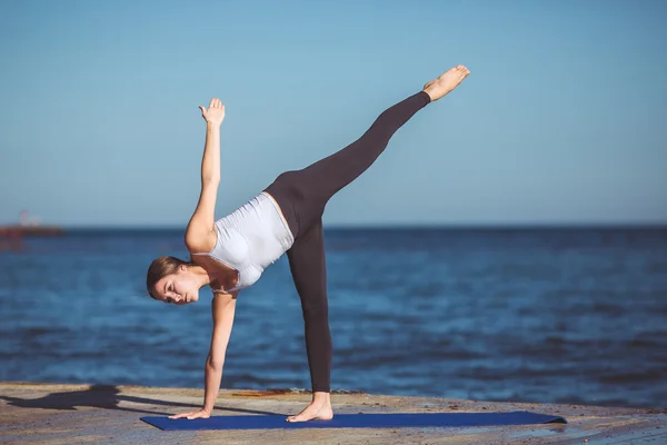 Mulher jovem, costa do mar, exercícios de ioga — Fotografia de Stock