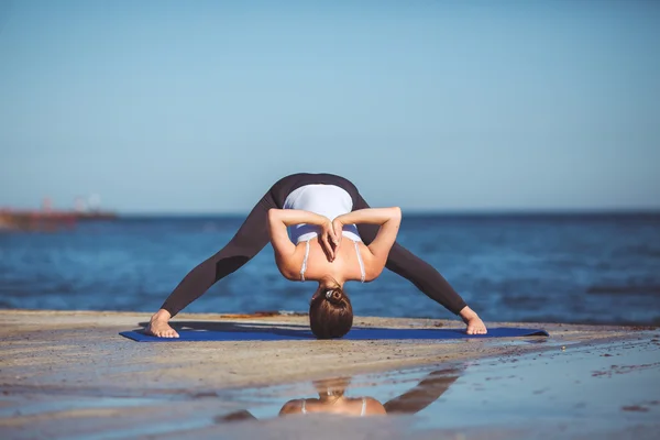 Mulher jovem, costa do mar, exercícios de ioga — Fotografia de Stock