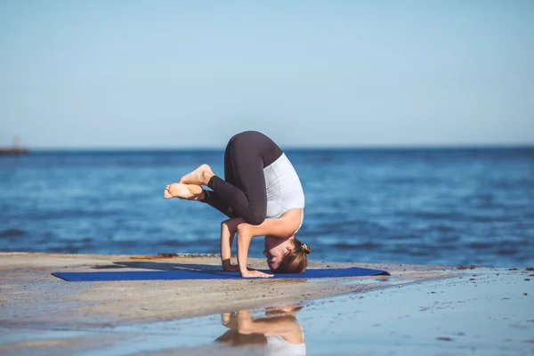 Young woman, sea shore, yoga exercises — Stock Photo, Image
